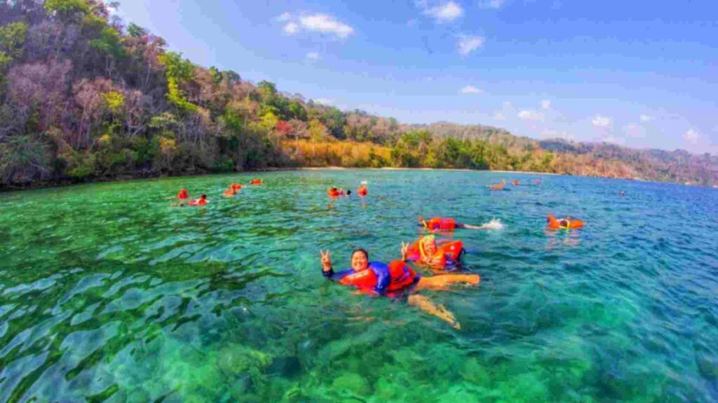 pantai teluk biru banyuwangi
