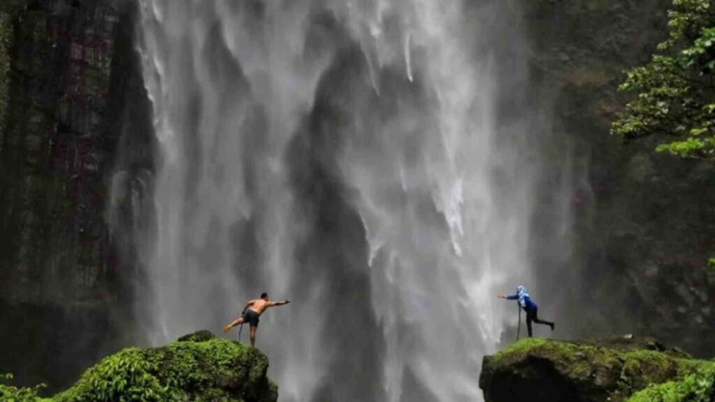 air terjun kabut pelangi