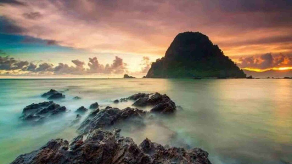 pantai pulau merah banyuwangi