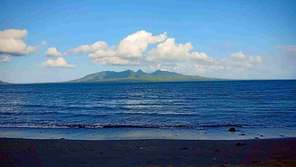 pantai cacalan banyuwangi