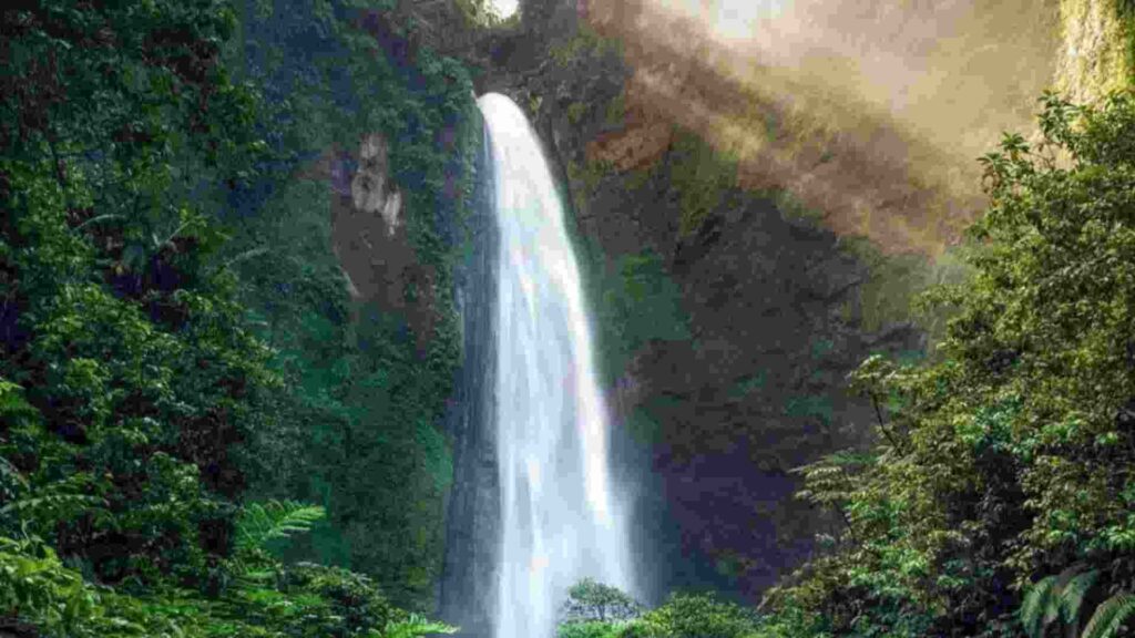 air terjun kabut pelangi