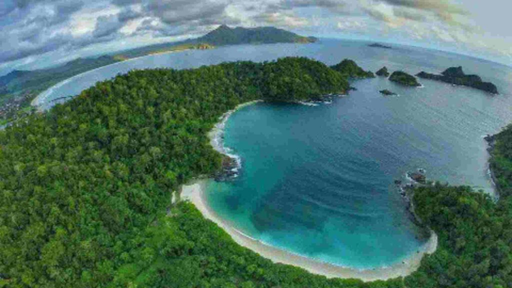 pantai teluk biru banyuwangi