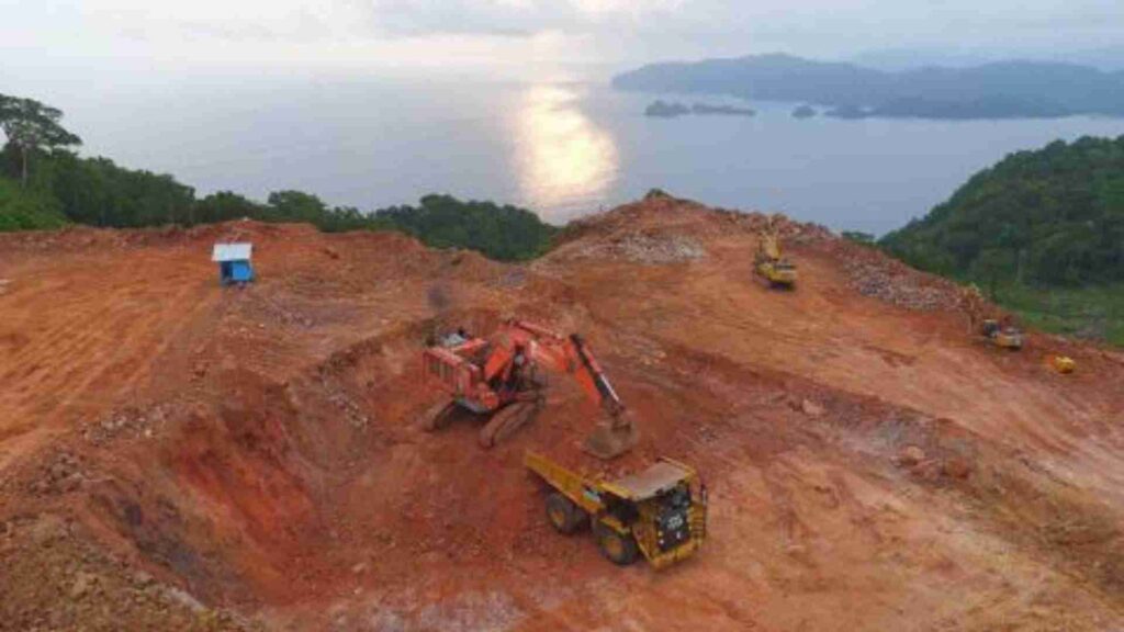 gunung tumpang pitu banyuwangi