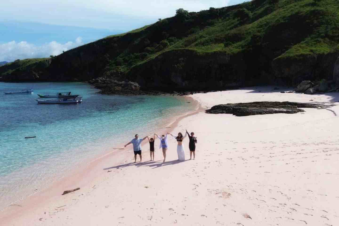 pink beach labuan bajo